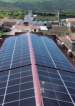 Instalación fotovoltaica en la cubierta municipal de Valverde de Burguillos