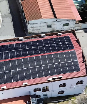 Cubierta con paneles fotovoltaicos en Valverde de Burguillos