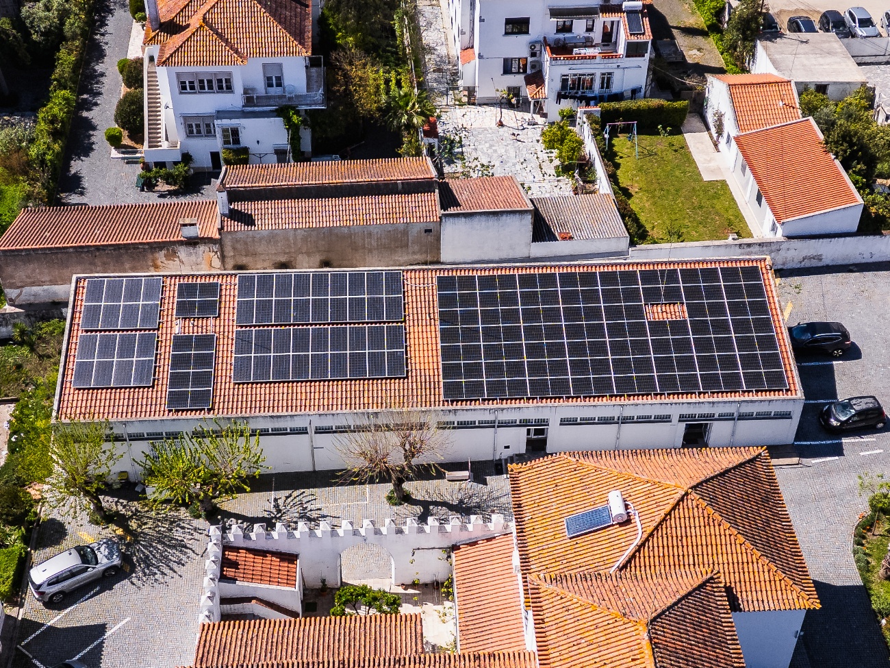 Piloto 8 · CER de Beja Cubierta de la sede de la CIMBAL en Beja con la instalación fotovoltaica